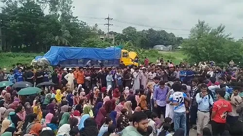 অপ্রতিম হত্যার বিচার দাবিতে মহাসড়ক অবরোধ শিক্ষার্থীদের