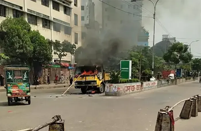 মিরপুরে উচ্ছেদ অভিযানে ময়লার গাড়িতে আগুন, পুলিশের সাথে সংঘর্ষ