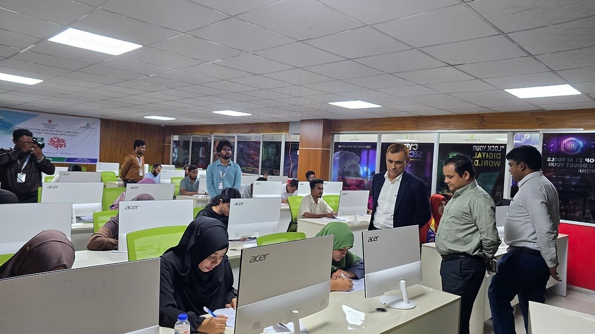 ফ্রিল্যান্সিং প্রশিক্ষণের অষ্টম ব্যাচের বাছাই পরীক্ষায় ৫২ হাজার ২০০