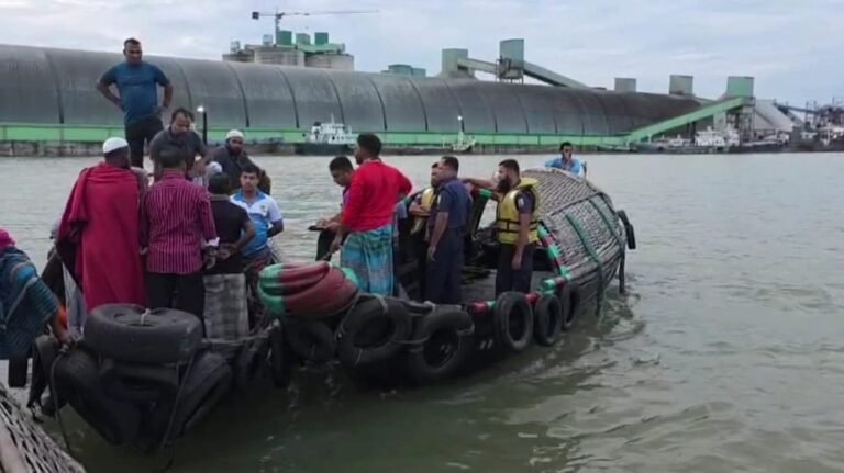 সোনারগাঁয়ে মেঘনায় ট্রলারডুবি: নারী নিহত ও নিখোঁজ চার