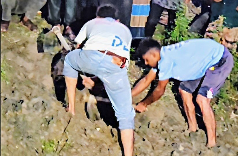 নেত্রকোণায় মাটিখুড়ে নিখোঁজ নারীর মরদেহ উদ্ধার