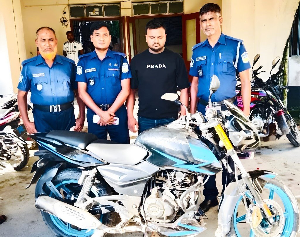জানাজার নামাজে ব্যস্থ মালিক, সুযোগবুঝে মোটর সাইকেল নিয়ে গেল চোর
