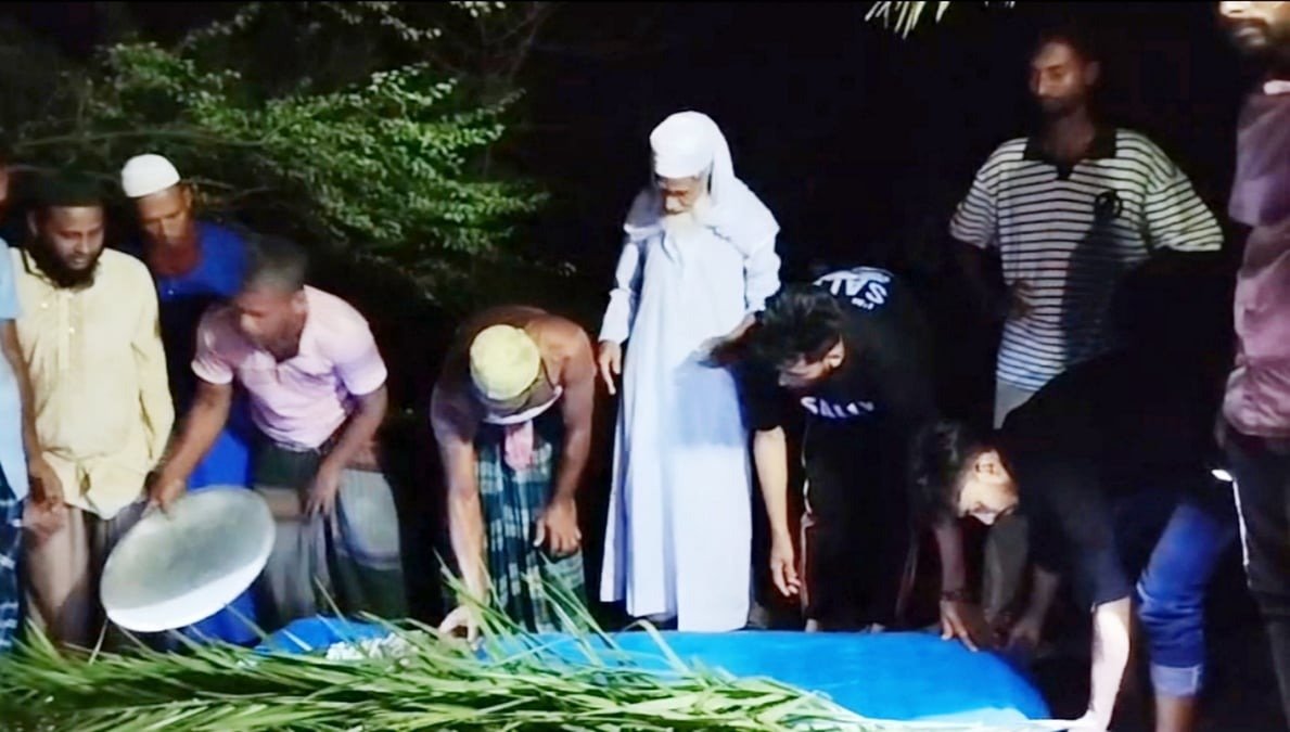 সাতক্ষীরায় সাংসদের স্ত্রীর শেষকৃত্য সম্পন্ন, ন্যায়বিচারের দাবি এলাকাবাসীর