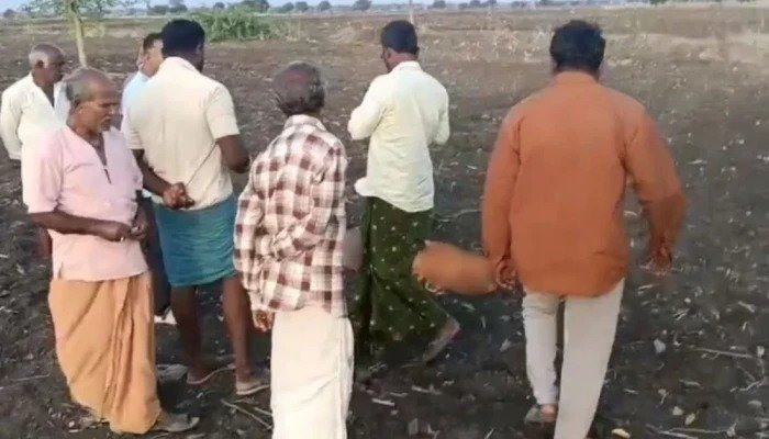 রায়চুরে মর্মান্তিক ঘটনা: মায়ের পাশে কাঁদছিল দেড় বছরের শিশু