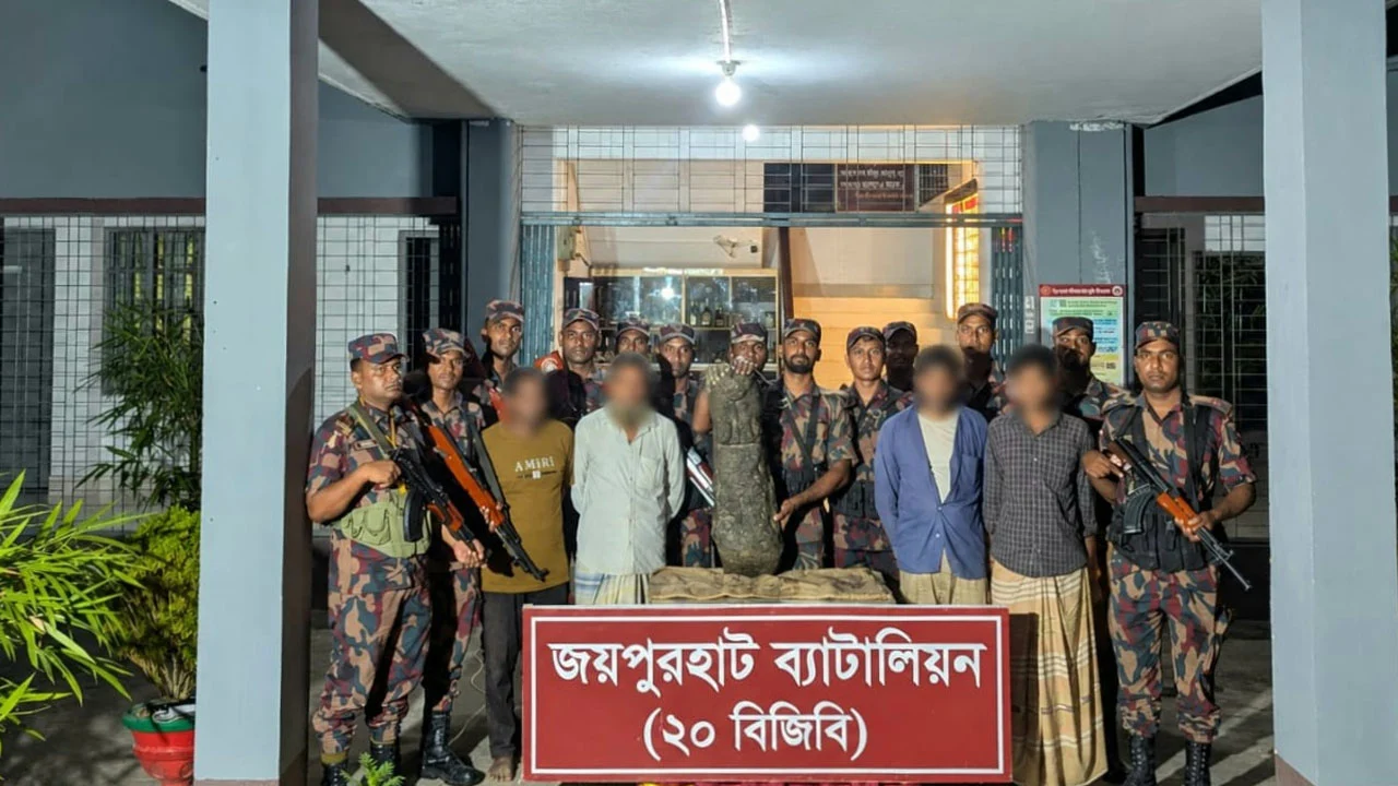 জয়পুরহাটে ৭২ লাখ টাকার কষ্টিপাথরসহ আটক ৪