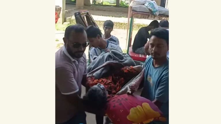 সন্তান থাকতেও অসহায় বৃদ্ধা ফুলি, পাশে দাঁড়িয়েছে ‘বাতিঘর’