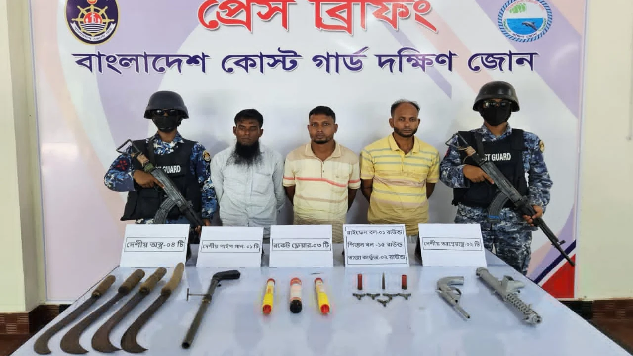 ভোলার বিচ্ছিন্ন দ্বীপে অস্ত্রসহ তিন ব্যক্তি আটক