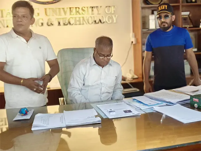 চুয়েটে প্রশাসনিক ভবনের তালা ভেঙে দায়িত্ব নিলেন নতুন উপাচার্য