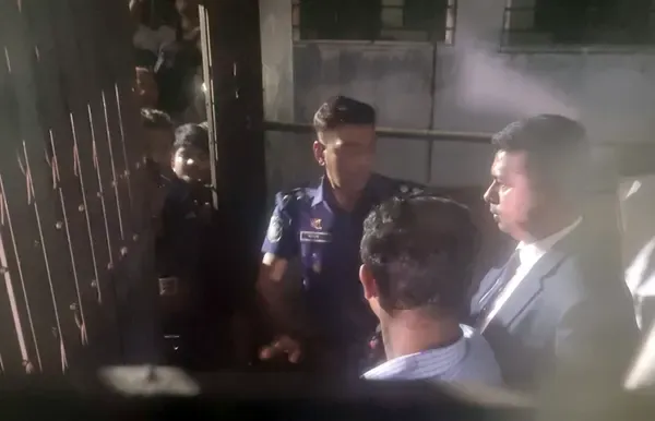 অবরুদ্ধ চুয়েট ভিসিকে উদ্ধার করলেন ডিসি ও এসপি