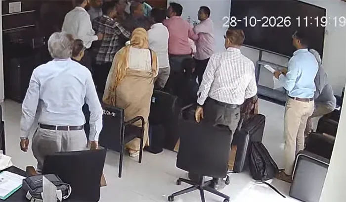 আইইডিসিআর কার্যালয়ে ঢুকে পরিচালককে মারধরের অভিযোগ ড্যাব কর্মীদের বিরুদ্ধে