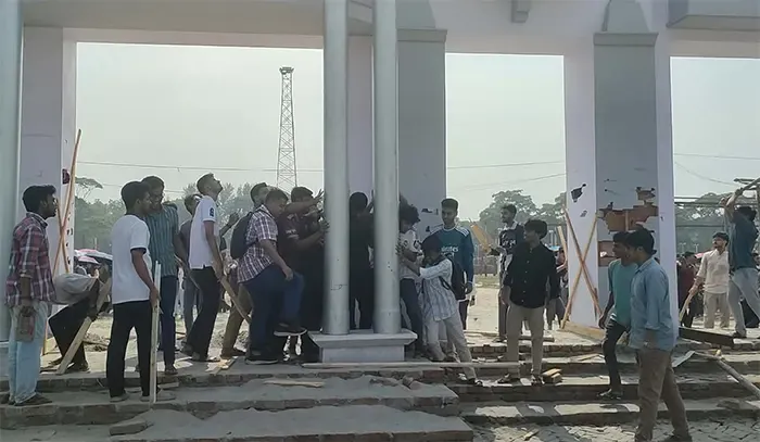 শেকৃবির মাঠ উদ্ধারে শিক্ষার্থীদের বিক্ষোভ ও ভাঙচুর