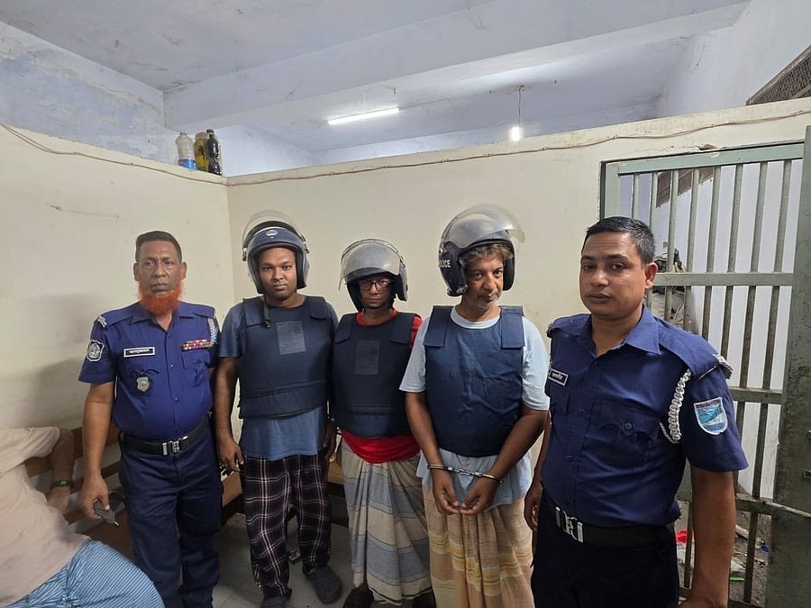 নারায়ণগঞ্জে সন্ত্রাসবিরোধী মামলায় সাবেক মেয়রের আইনজীবীসহ গ্রেপ্তার ৩