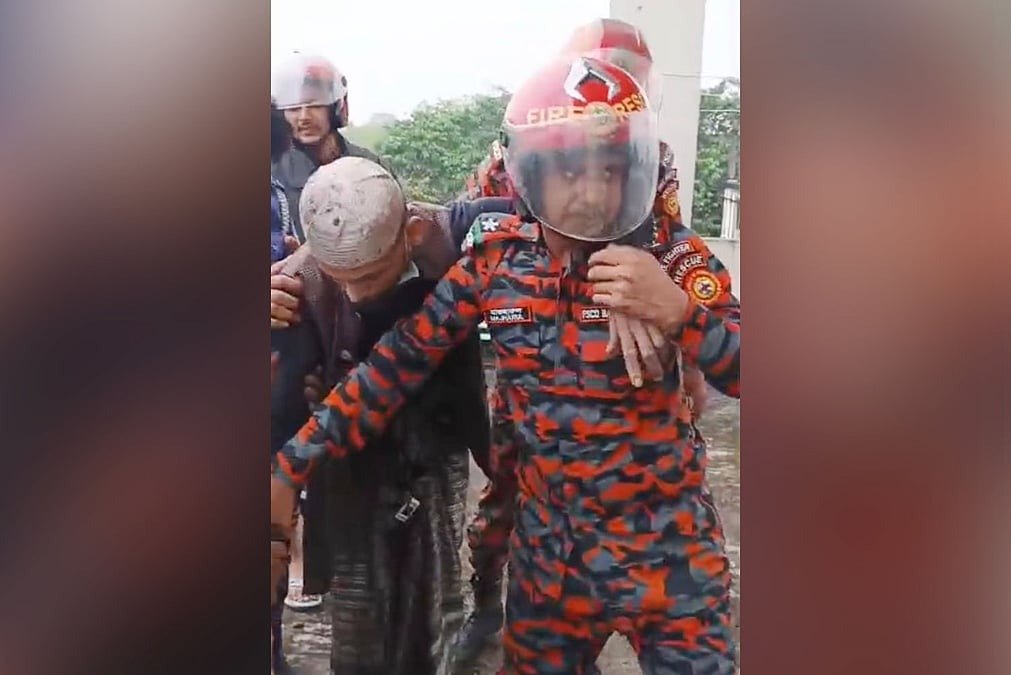 মৌলভীবাজারে ভবনের ছাদে আটকে পড়া মানসিক রোগী উদ্ধার