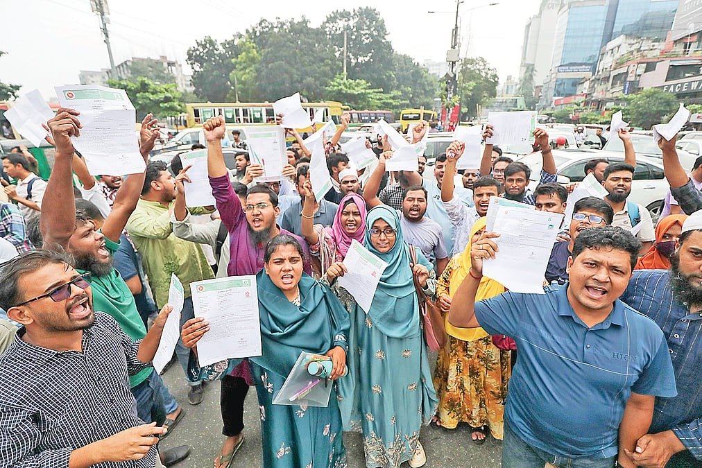 যুব উন্নয়ন অধিদপ্তরের প্রশ্নফাঁস: দায়ীদের শাস্তি ও ক্ষতিপূরণের দাবি