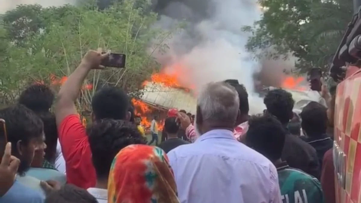 গাজীপুরে পোশাক কারখানার গুদামে আগুন