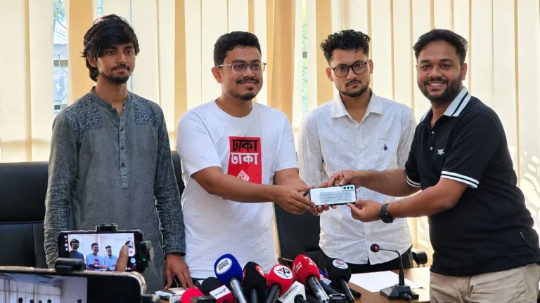 ডাকসুর উদ্যোগে সম্পদ সংক্রান্ত ঘটনায় হওয়া মুঠোফোন ফিরে পেলেন