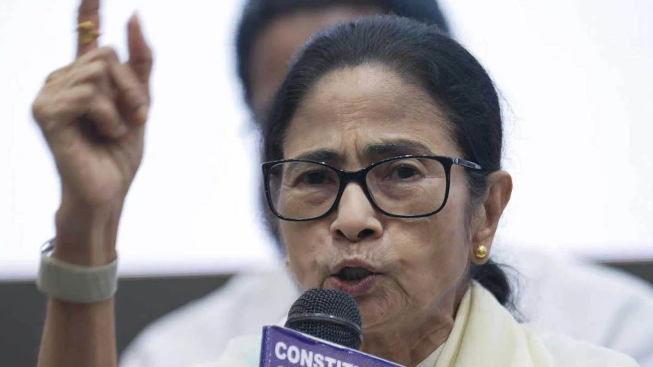 ‘উই ওয়ান্ট জাস্টিস’, সিইসির পদত্যাগ চেয়ে বললেন মমতা