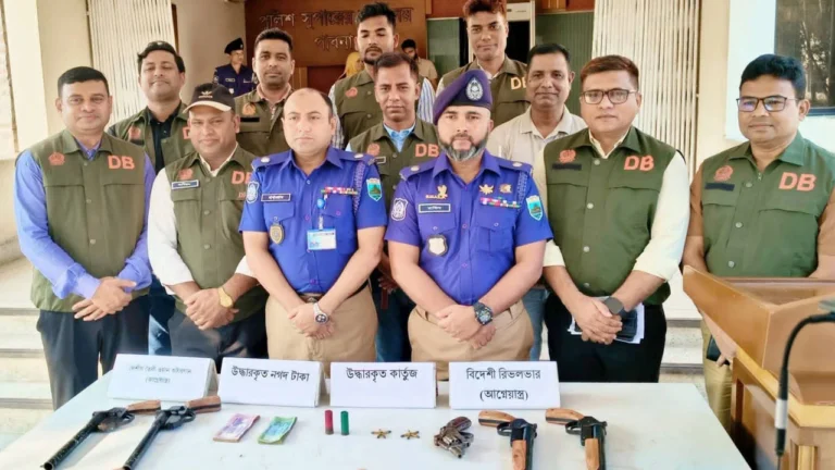 পাবনায় ডিবি পুলিশের অভিযানে অস্ত্র-গুলিসহ গ্রেপ্তার ৪