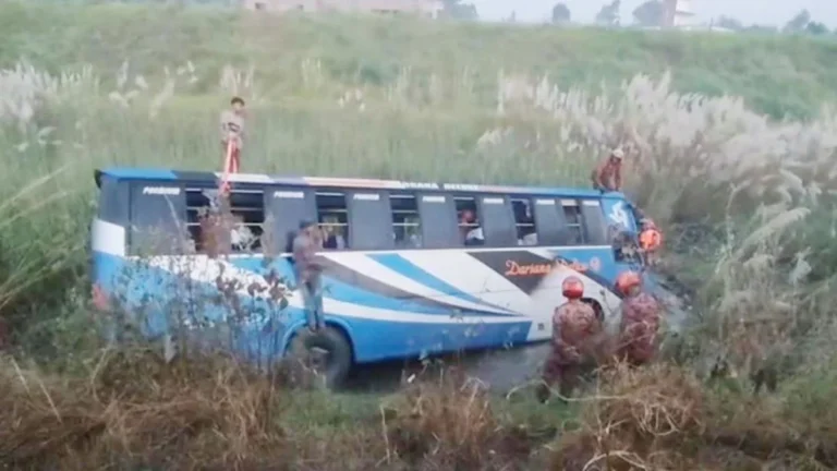 মুন্সীগঞ্জে বাস দুর্ঘটনা: নিয়ন্ত্রণ হারিয়ে খাদে, নিহত ৩