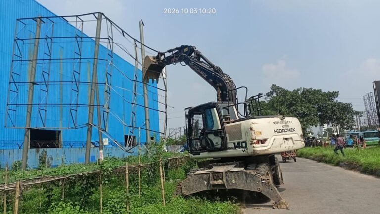 পূর্বাচলে অবৈধ ২০ বিলবোর্ড উচ্ছেদ করল ডিএমপি-রাজউক