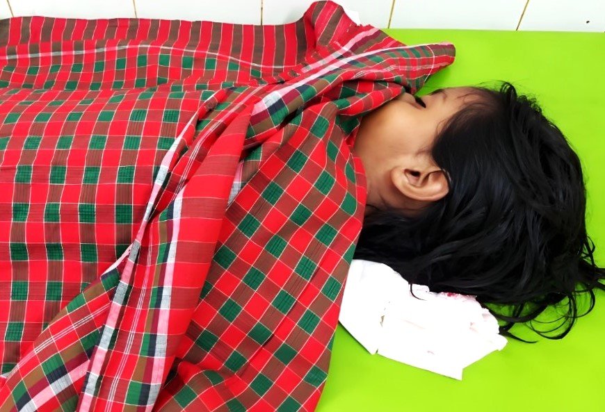 নেত্রকোণায় ব্যাটারিচালিত রিক্সায় চাপা পড়ে মারা গেল ৭বছরের শিশু