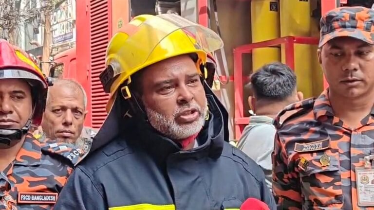 চকবাজারে মনসুর খান প্লাজার গুদামে অগ্নিকাণ্ড