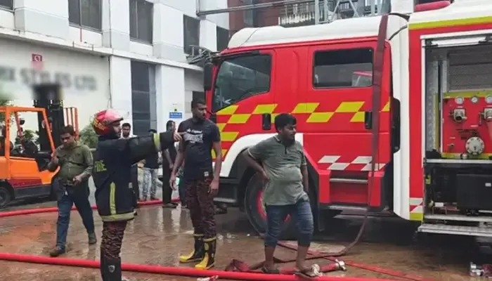 গাজীপুরে পোশাক কারখানায় অগ্নিকাণ্ড, নিয়ন্ত্রণে ফায়ার সার্ভিসের ৯ ইউনিট