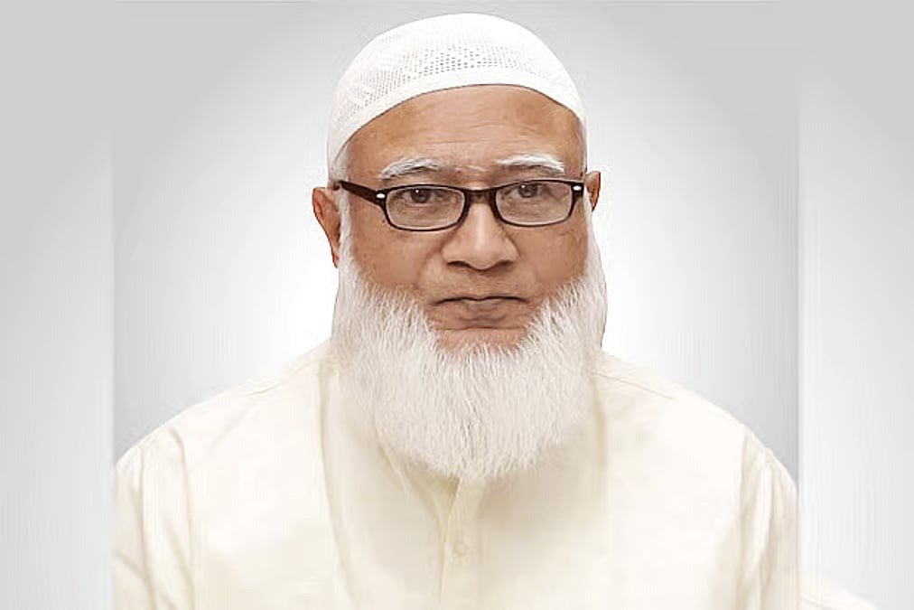 পুলিশ কর্মকর্তার বাড়িতে অসামাজিক কার্যকলাপ