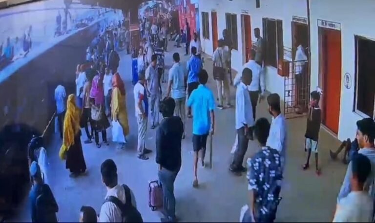 গাজীপুরে পুলিশ ফাঁড়িতে হামলা, রামদার কোপে আহত দুই সদস্য