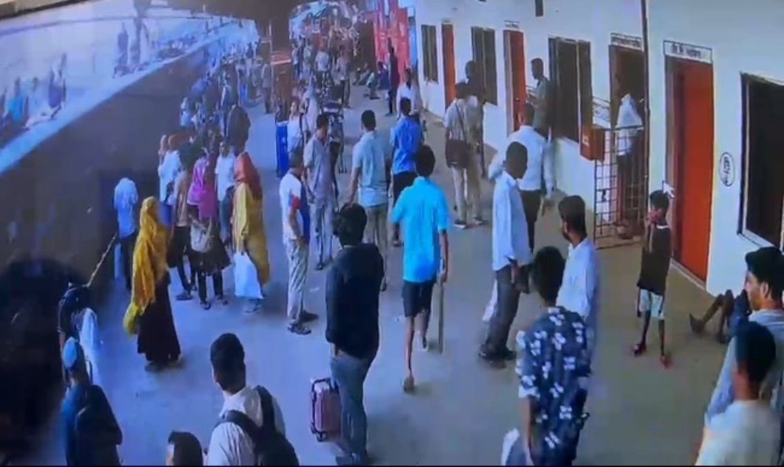 গাজীপুরে পুলিশ ফাঁড়িতে হামলা, রামদার কোপে আহত দুই সদস্য