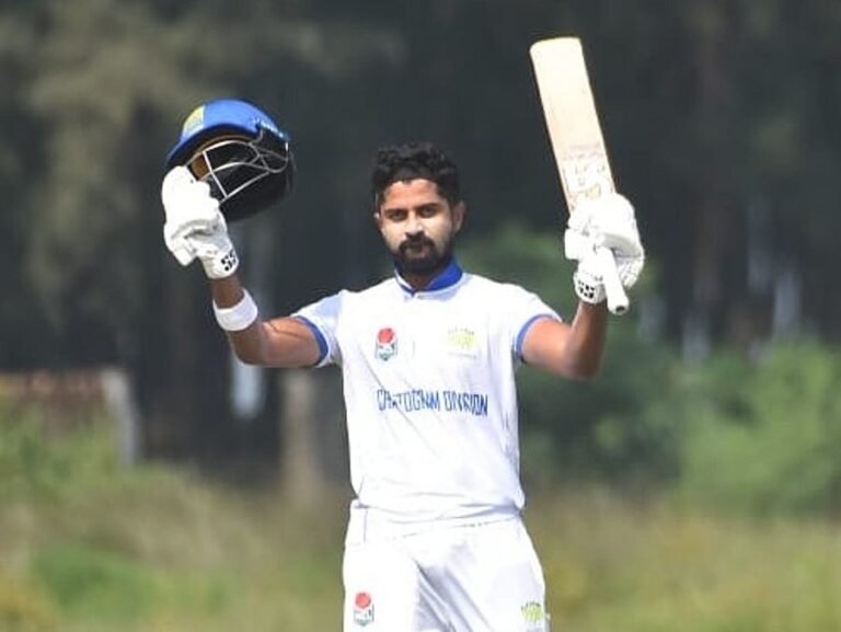 ঢাকার ১১ জনের বোলিং, সেঞ্চুরি পেলেন ইরফান শুক্কুর