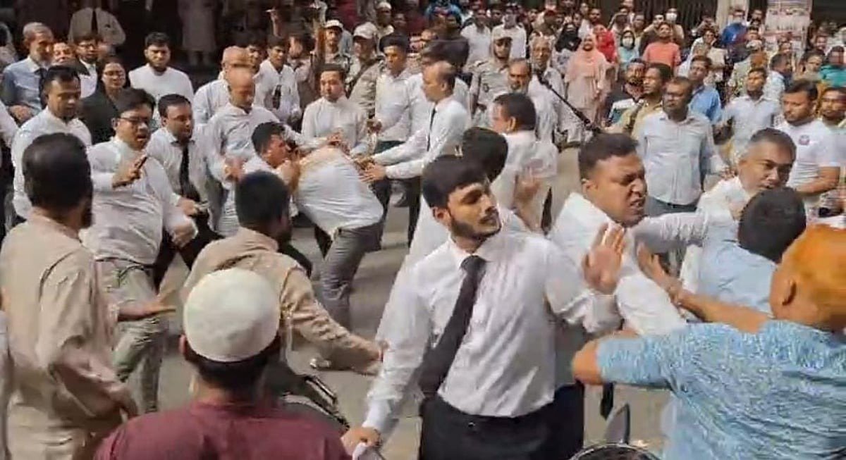 আখতারুজ্জামানের জামিন শুনানি ঘিরে আইনজীবীদের হট্টগোল ও হাতাহাতি