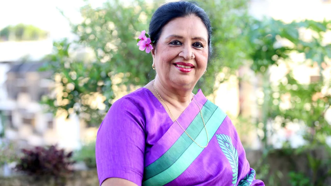 রাজধানীর বারিধারার বাসভবনে যেভাবে দিন কাটছে অভিনেত্রী শবনমের