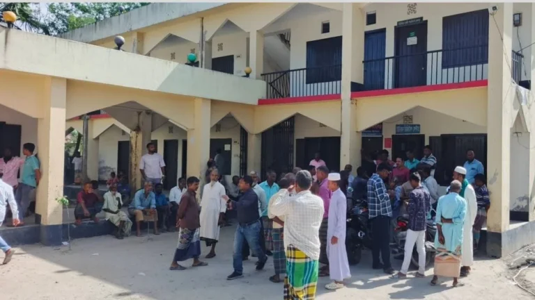 সারের দাবিতে লালমনিরহাটে মহাসড়ক অবরোধ করলেন ক্ষুব্ধ কৃষকরা