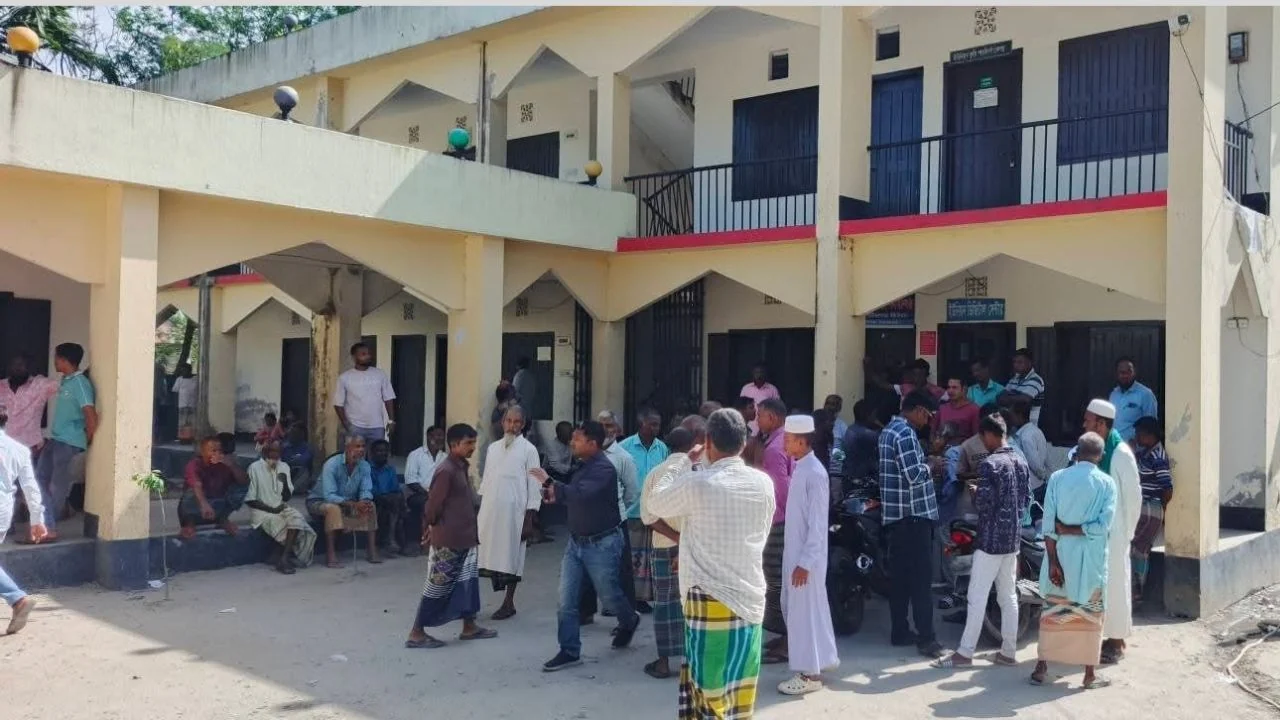 সারের দাবিতে লালমনিরহাটে মহাসড়ক অবরোধ করলেন ক্ষুব্ধ কৃষকরা