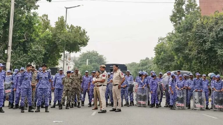 দিল্লিতে বিক্ষোভকারীদের ওপর হামলা